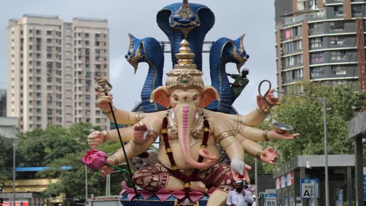 मुंबई : भूलेश्वर इलाके में भगवान गणेश की विशाल प्रतिमा गिरने से दबे दो लोगों की मौत, 5 घायल