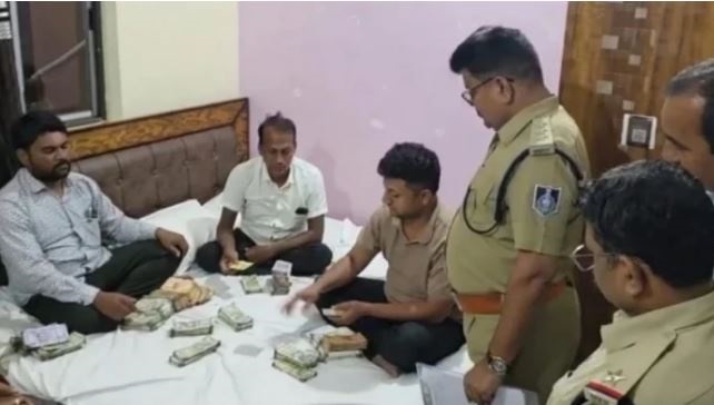 जबलपुर के पनागर की होटल भाग्यश्री में चल रहे जुआंफड़ पर पुलिस ने मारा छापा, चार जुआंड़ी गिरफ्तार, 15 लाख रुपए जब्त