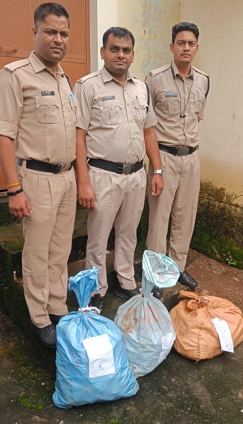 जबलपुर में रिंग रोड के किनारे अवैध कारोबारी कर रहा था ग्राहकों का इंतजार, पहुंच गई पुलिस, गिरफ्तार कर 333 पाव देशी शराब की जब्त