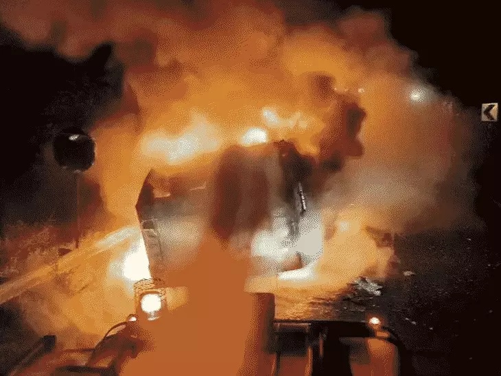 एमपी के धार बस में लगी भीषण आग, खिड़की तोड़कर बाहर निकले यात्री, कैश-जेवर, कपड़े जलकर खाक