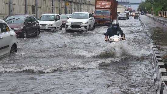 दिल्ली में भारी बारिश से मचा हाहाकार, रेड अलर्ट के बीच सड़कें जलमग्न, 18 उड़ानें रद्द, 146 लेट