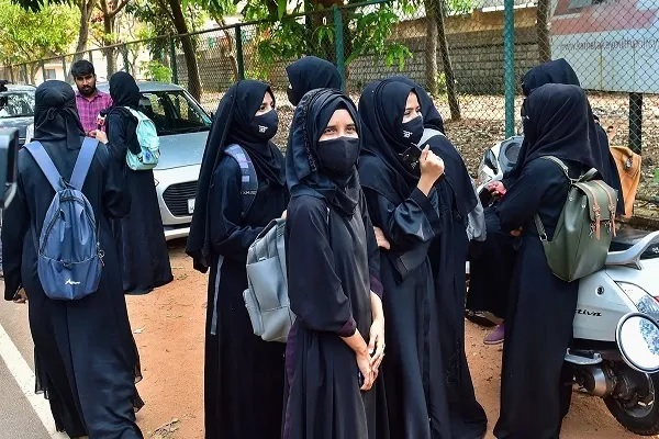 इलाहाबाद हाईकोर्ट का बड़ा फैसला : स्कूल यूनिफॉर्म के साथ स्कार्फ या हिजाब मान्य नहीं, ये है पूरा मामला