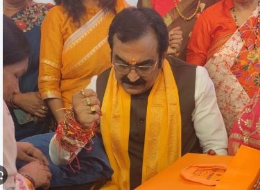 जबलपुर में मंत्री राकेश सिंह को आवास पर पहुंचकर बहनों ने बांधी राखी, मंत्री ने जताया आभार
