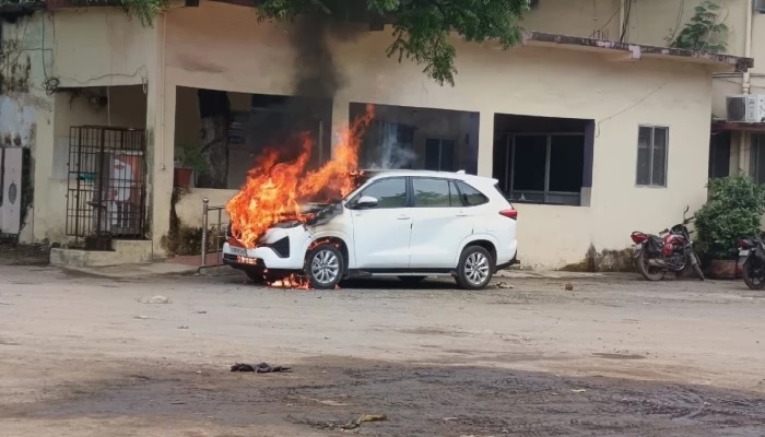 छत्तीसगढ़ के दुर्ग नगर निगम परिसर में महापौर की इनोवा कार में लगी आग