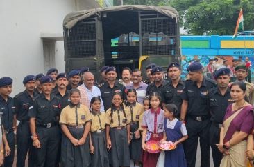 जबलपुर में सरस्वती शिशु मंदिर की नन्ही बच्चियों ने सैनिक भाईयों को बांधा रक्षा सूत्र