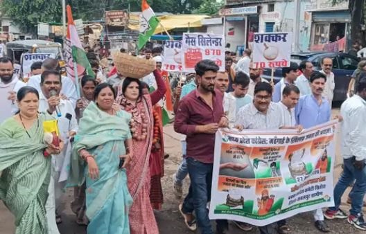 जबलपुर में कांग्रेसियों ने प्याज-टमाटर की माला पहनकर किया प्रदर्शन, बोले नारे लगाए, खा गए शक्कर, पी गए तेल, देखो भाजपा का खेल