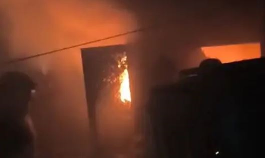 जबलपुर में परिजन राखी का बाजार करने निकले, पूजा में जलते दिए से लगी घर में भीषण आग