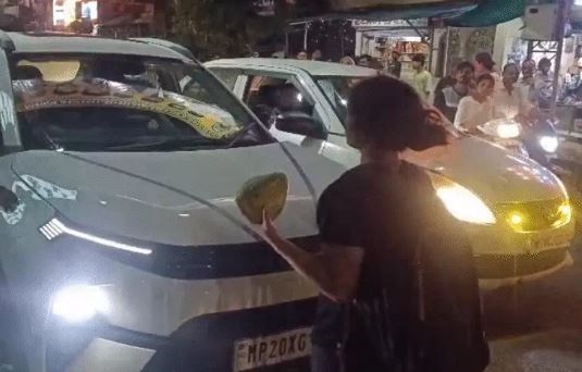जबलपुर में दीदी कहने युवती ने मचाया कोहराम, कार के सामने खड़ी होकर चालक ने बोली, मैं तेरी दीदी लगती हूं..!