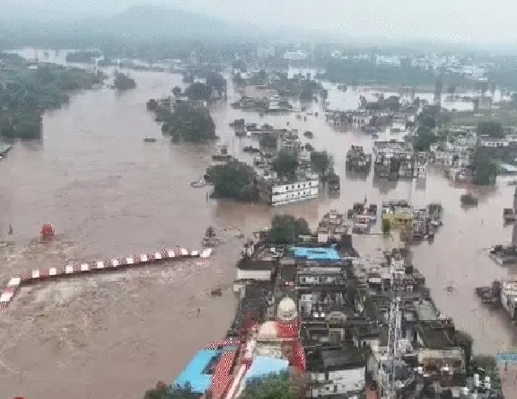 चित्रकूट में भारी बारिश से हाहाकार, चारों तरफ का सड़क संपर्क मार्ग कटा, जबलपुर से एनडीआरएएफ की टीम बुलाई