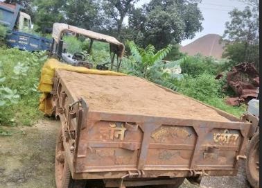 जबलपुर में पुलिस को देखते ही टै्रक्टर से कूदकर भागे अवैध कारोबारी, पुलिस ने पीछा कर पकड़ा