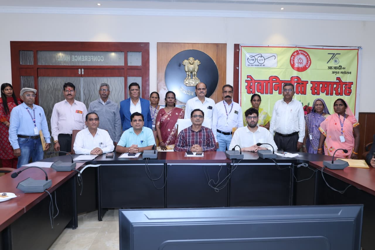 जबलपुर मंडल के 24 रेल कर्मचारी हुए सेवानिवृत्त, डीआरएम ने दी गई भावभीनी विदाई
