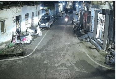 जबलपुर में घर के सामने टहल रही युवती के हाथ से मोबाइल फोन लूटकर भागे बदमाश