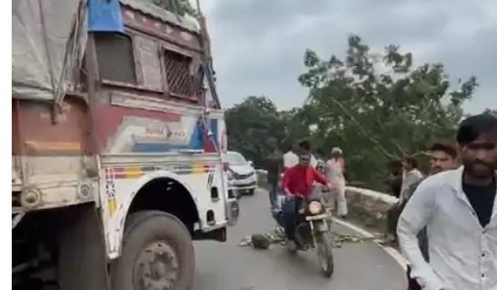 जबलपुर में हिरन नदी पुल पर फंसा ट्रक, मझौली-गुबरा मार्ग बंद, कमानी-पट्टे टूटने से आवागमन बाधित