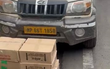 जबलपुर में पकड़े गए कटनी के दो अवैध कारोबारी, आबकारी टीम ने बुलेरो गाड़ी से पकड़ी 6 लाख रुपए की शराब