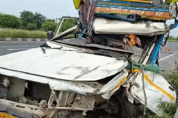 हरियाणा : एक्सप्रेस-वे पर दर्दनाक हादसा, खड़े ट्रक में घुसी श्रद्धालुओं से भरी पिकअप, 6 की मौत, 14 घायल