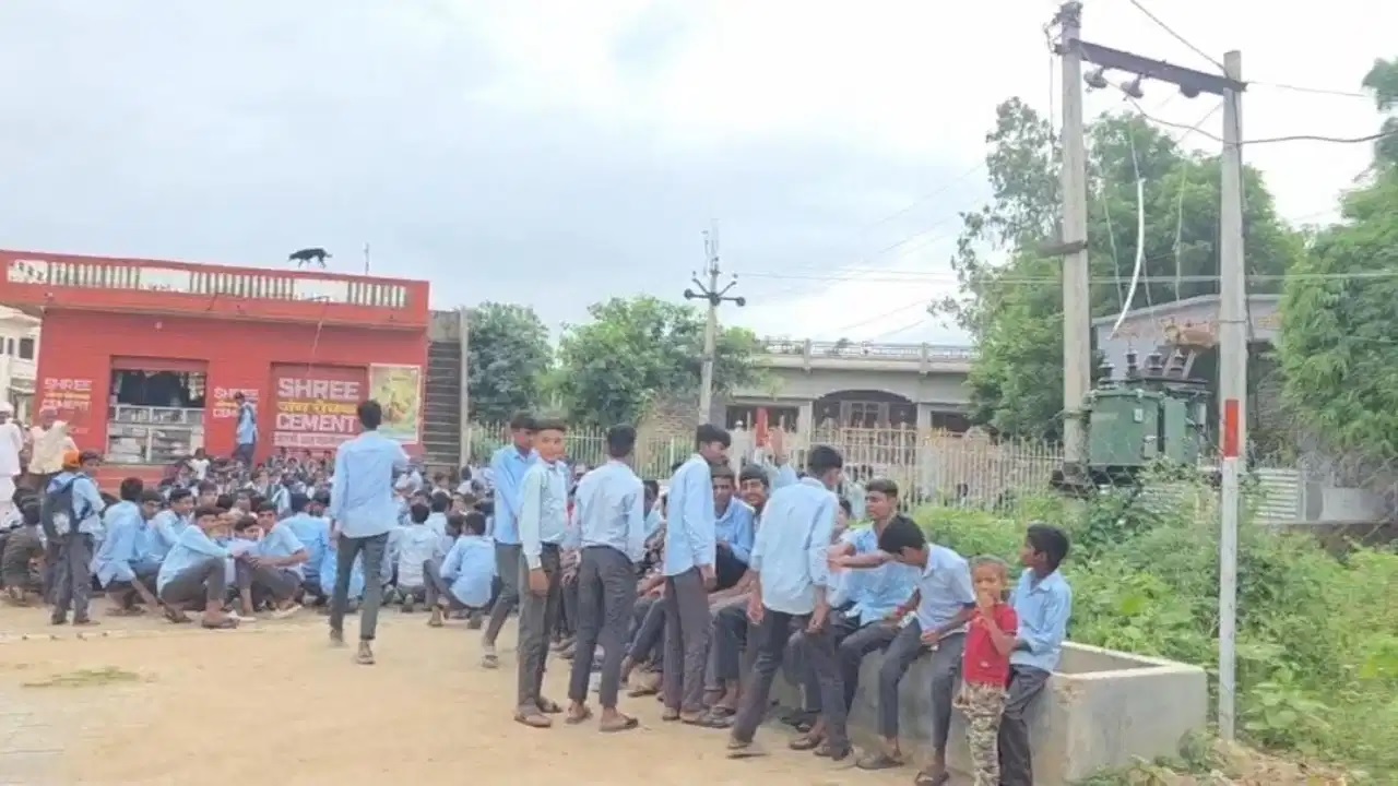 राजस्थान: 400 छात्रों ने किया स्कूल का बहिष्कार, कहा- शिक्षक नहीं तो पढ़ाई नहीं, इंग्लिश टीचर की मांग पर अड़े
