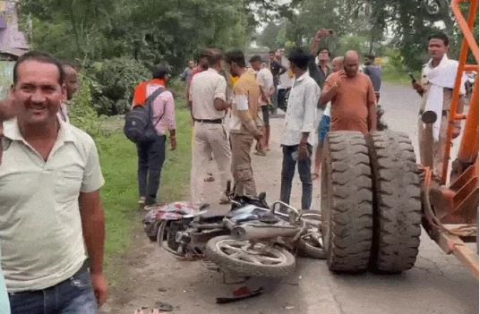 जबलपुर में मोटर साइकल दम्पति को क्रेन ने मारी टक्कर, महिला गंभीर, पति, दो बच्चे घायल