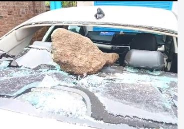 जबलपुर में बदमाशों ने युवक को पीटा, पुलिस कर्मी बचाने पहुंचा तो उसे भी मारा, कार में तोडफ़ोड़ कर खुद बुला ली पुलिस