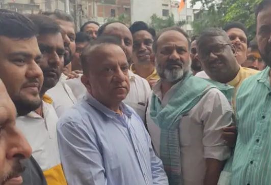 जबलपुर में सिर्फ कांग्रेसी वार्डों में हो रही बिजली कटौती, कार्यकर्ताओं ने अधीक्षण अभियंता कार्यालय का किया घेराव