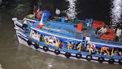 महाराष्ट्र: मुंबई में गेट वे ऑफ इंडिया के पास समुद्र में बोट खराब, पुलिस ने 38 यात्रियों को बचाया