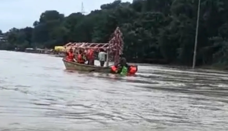 जबलपुर: उफनाती नर्मदा में होमगार्ड की गश्ती नौका का इंजन फेल, 12 जवान बाल-बाल बचे, गौरीघाट में नाविकों ने बचाया
