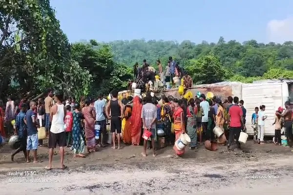 झारखंड : पाम ऑयल का टैंकर पलटा, घायल ड्राइवर को बचाने के बजाय तेल लूटती रही जनता