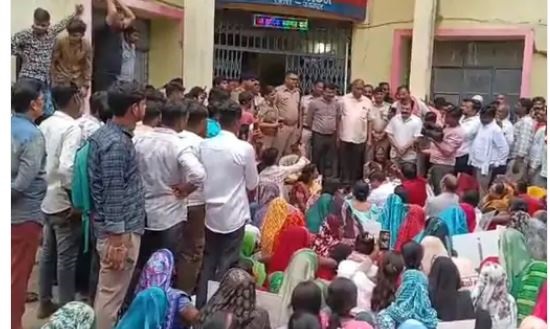 जबलपुर के पाटन में एफआइआर गुस्साए ग्रामीणों ने किया प्रदर्शन, रास्ता रोकने पर पुलिस ने की थी कार्रवाई, गिरफ्तारी देने पहुंची महिलाएं