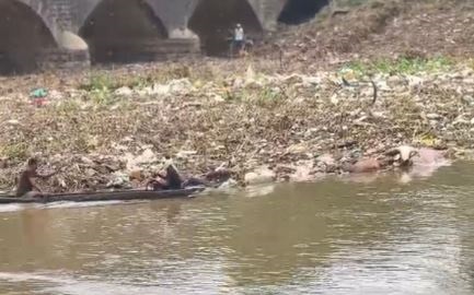 जबलपुर की हिरन नदी में मिली युवक की लाश, टी-शर्ट पर