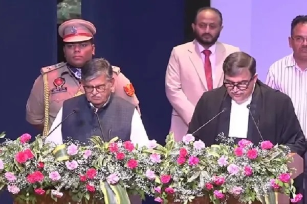 पंजाब और हरियाणा हाईकोर्ट के मुख्य न्यायाधीश के तौर पर जस्टिस अश्वनी कुमार मिश्रा ने ली शपथ