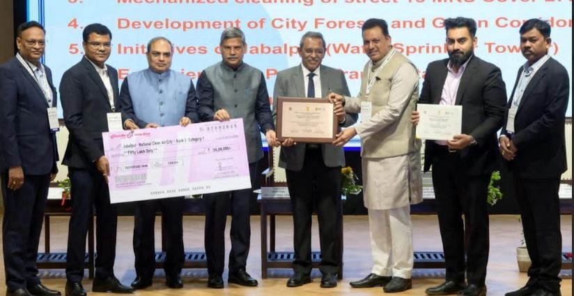 स्वच्छ वायु सर्वेक्षण में जबलपुर का डंका 130 शहरों में तीसरा स्थान, दिल्ली में महापौर और निगमायुक्त को राष्ट्रीय सम्मान