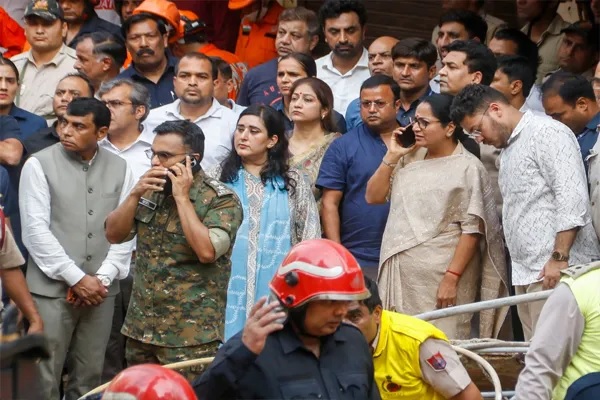 दिल्ली के सत्य निकेतन हादसे के बाद फूटा सीएम रेखा का गुस्सा, एमसीडी के डिप्टी कमिश्नर समेत 5 बड़े अफसर सस्पेंड