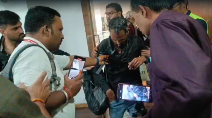इंदौर कलेक्टर कार्यालय में जनसुनवाई के दौरान युवक ने खुद पर डाला ज्वलनशील पदार्थ मचा हड़कंप
