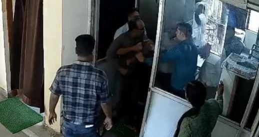 जबलपुर जिला पंचायत में परियोजना प्रबंधक से मारपीट, पत्नी के खिलाफ विभागीय जांच से नाराज पति ने मचाया हंगामा