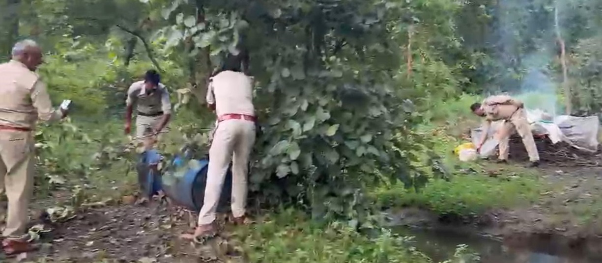 जबलपुर : पनागर के जंगल में बन रही थी कच्ची शराब, पुलिस ने भट्टियों को तोड़ा, फेंका लाहन