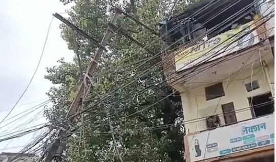जबलपुर में एक के बाद एक गिरे बिजली के खंभे, काम कर रहे कर्मचारियों में मची भगदड़
