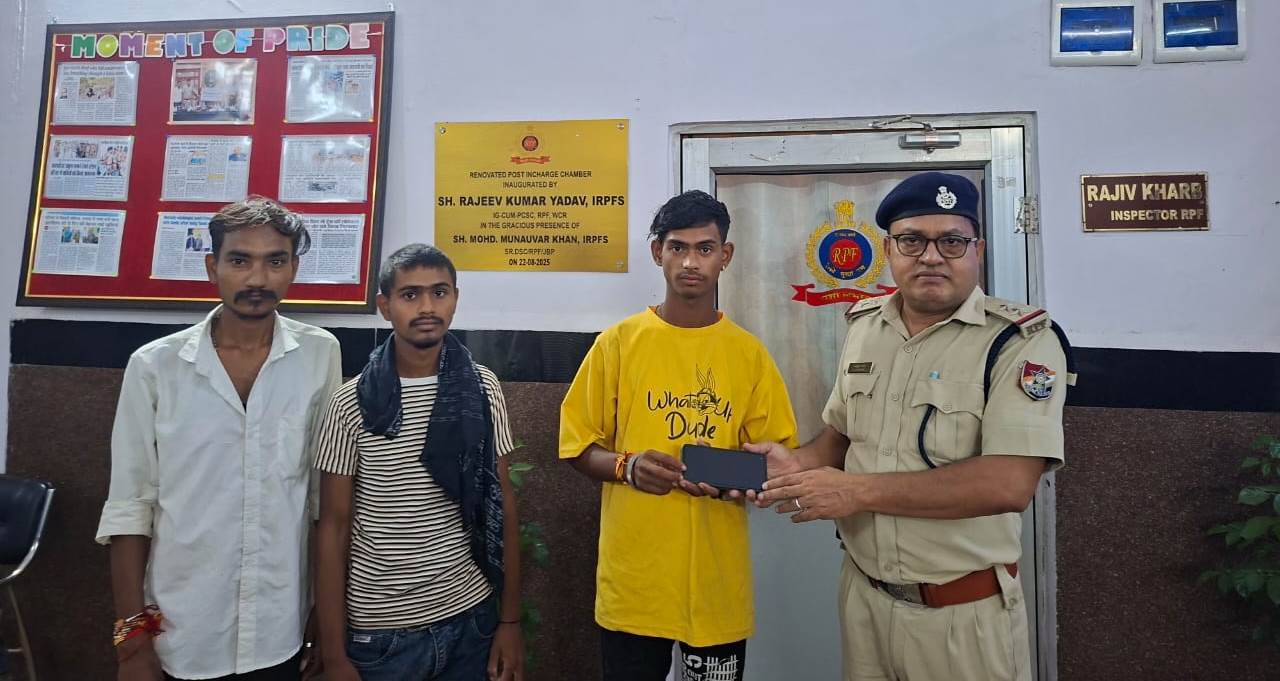 जबलपुर रेल मंडल में आरपीएफ की सतर्कता से यात्रियों को मिली तत्काल मदद, लाखों का सामान सुरक्षित लौटाया