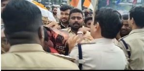 जबलपुर में शराब माफियाओं के खिलाफ युवक कांग्रेस ने किया प्रदर्शन, निकाला अर्थी जुलूस, पुलिस से हुई झड़प, धक्का-मुक्की