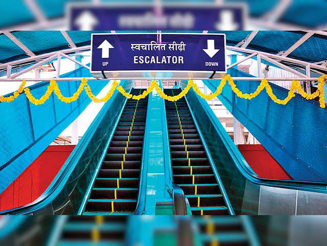 CAG रिपोर्ट में खुलासा : रेलवे स्टेशनों पर कुली बंद करा देते हैं एस्केलेटर, सीसीटीवी से रखी जाएगी नजर