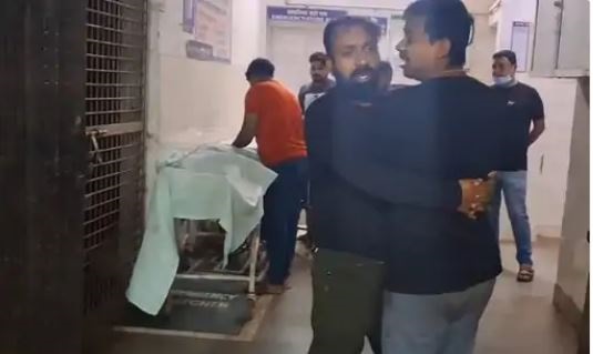 जबलपुर में ओवरटेक करते हुए हाइवा से टकराए बाइक सवार युवक, एक की मौत, दूसरा गंभीर, चालक हाइवा लेकर पहुंचा थाना