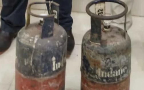 चलती ट्रेन में सुरक्षा से खिलवाड़: कवि गुरु एक्सप्रेस के पेंट्रीकार में मिला अवैध गैस सिलेंडर, RPF की बड़ी कार्रवाई