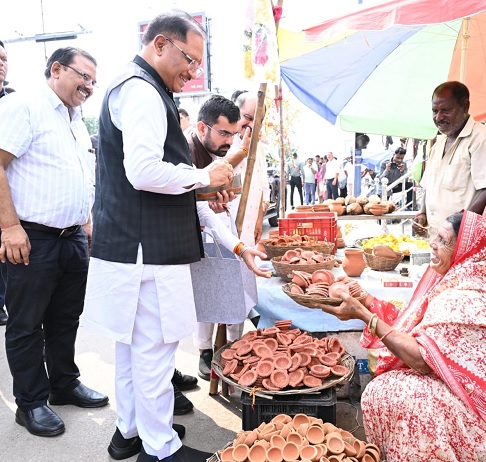 रायपुर : सड़क किनारे पसरे पर अचानक पहुंचे मुख्यमंत्री श्री विष्णु देव साय, मीरा के पसरे से खरीदा ‘आशीर्वाद का दीया’