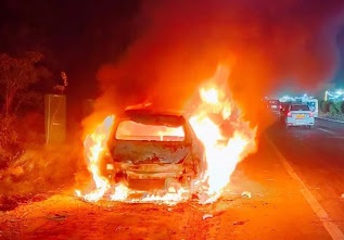 वास्तुशास्त्री की कार में आगजनी का आरोप, आधी रात सड़क किनारे खड़ी कार फूंकी