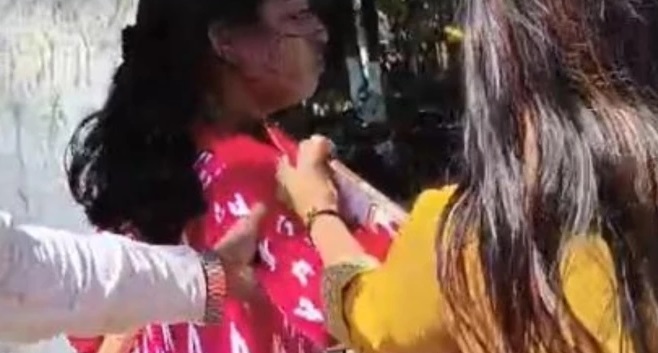 बिलासपुर कलेक्ट्रेट के सामने पारिवारिक विवाद में ननद-भौजाई के बीच मारपीट, बच्चों को छोड़कर भागा पिता