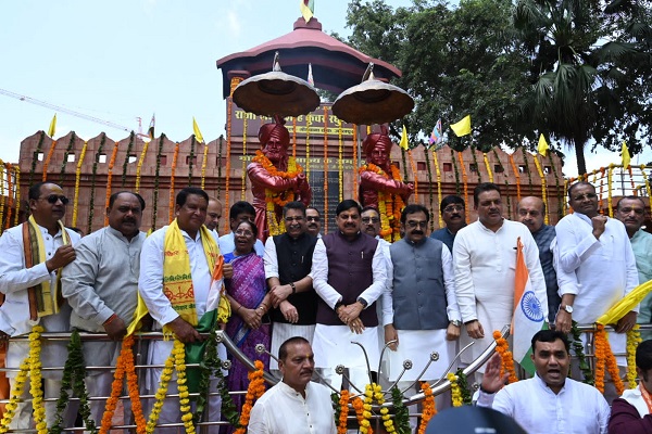 जबलपुर पहुंचे सीएम: अंग्रेजी हुकूमत को ललकारने वाले अमर शहीदों राजा शंकर शाह और कुंवर रघुनाथ शाह को नमन