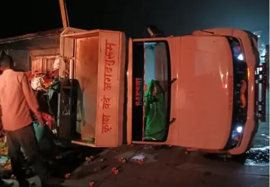 जबलपुर के सिहोरा में अनियंत्रित होकर पिकअप वाहन पलटा, प्रयागराज से नागपुर टमाटर लेकर जा रहा था