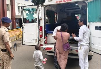 मां मोबाइल देख रही थी और बच्ची चलती ट्रेन से गिरी, झटके से बाहर हुई, चेन खींचकर बचाया
