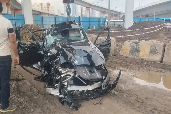 मुंबई में तेज रफ्तार बीएमडबलू हुई हादसे की शिकार, नाबालिग समेत 3 की मौत, एक की हालत गंभीर 