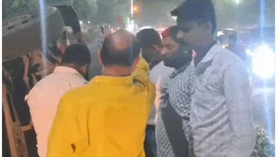 जबलपुर मेडिकल कालेज मरीज लेकर जा रही एम्बुलेंस डिवाइडर से टकराकर पलटी, दो की हालत गंभीर