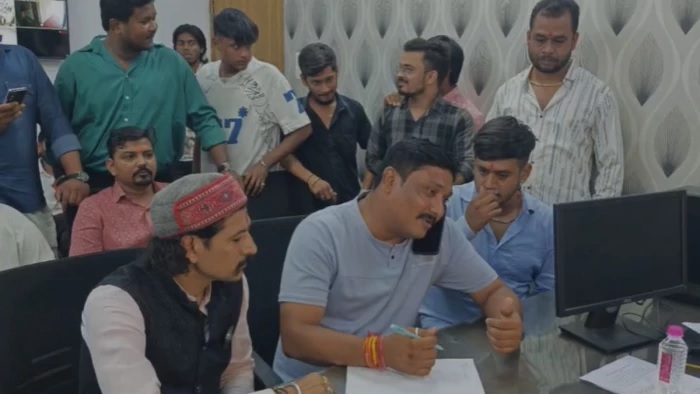 रायपुर में भाजपा पार्षद की कार पर पथराव, गलत ड्राइविंग पर टोका तो बाइक सवारों ने किया हमला