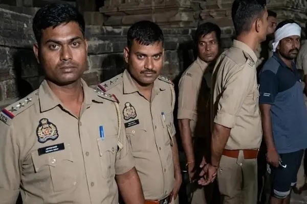 यूपी : पत्नी-बेटे और 2 पुजारियों की हत्या, बच्चों को बनाया बंधक, पुलिस एनकाउंटर में आरोपी को किया ढेर